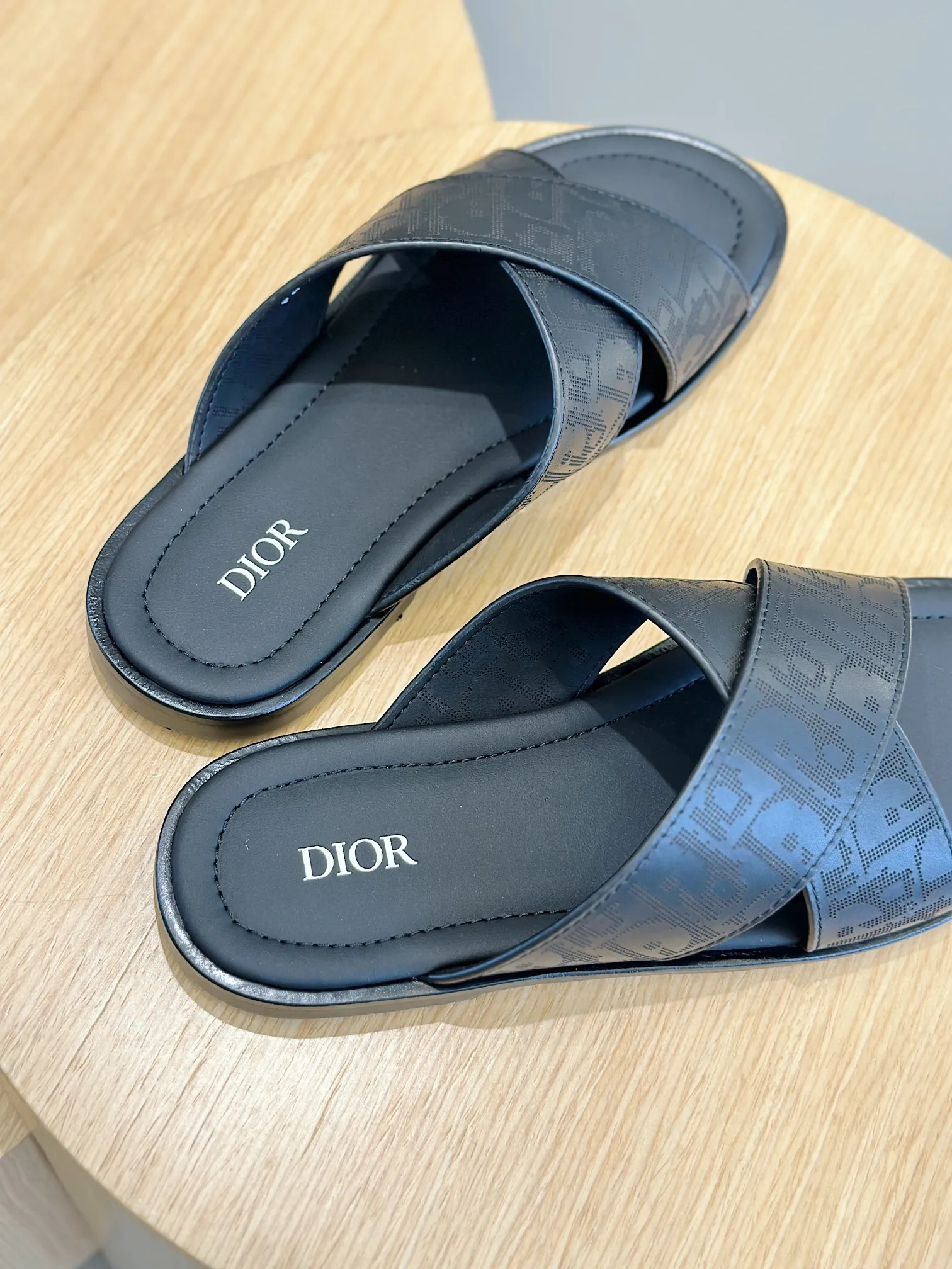 P320 Dior Alias ​​Men's Genuine Leather Slippers This Alias ​​sandal is new for summer, showing casual and elegant style. Carefully crafted from grained cow leather and Oblique printed fabric, with cowhide lining! Cross strap design. The imported cowhide leather and rubber sole adds sophistication and comfort, while Oblique print-effect anti-slip panels add style. Size: 39-44 (customized at 38.45)